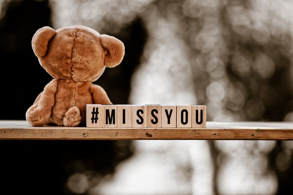 クマのぬいぐるみとMISSYOUのブロック