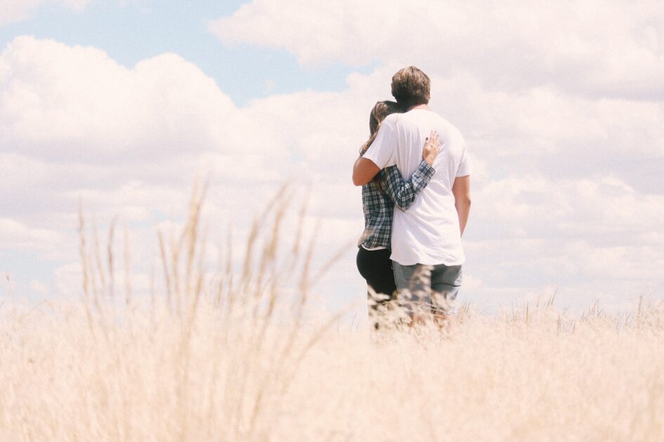 抱き合うカップル