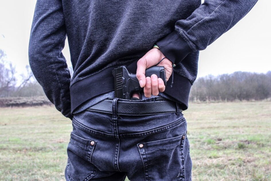 銃を隠し持つ人