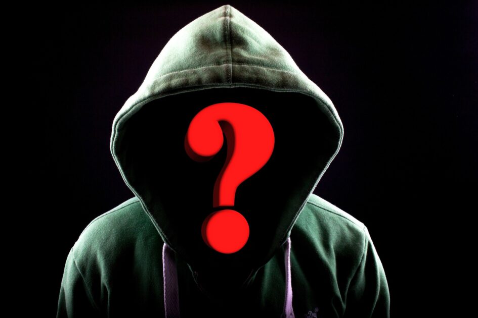 顔がハテナのフードを被った人物