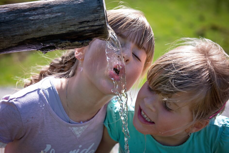 水を飲む2人の少女