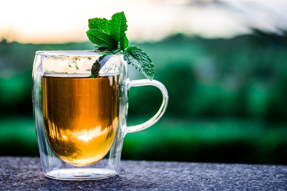 ミントが添えられたお茶のイメージ