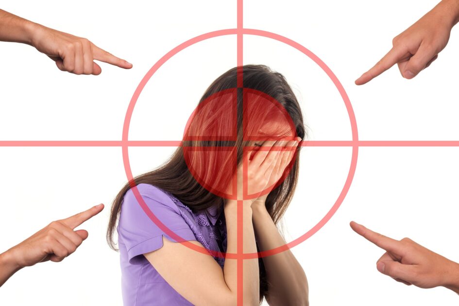 様々な人から標的にされている女性