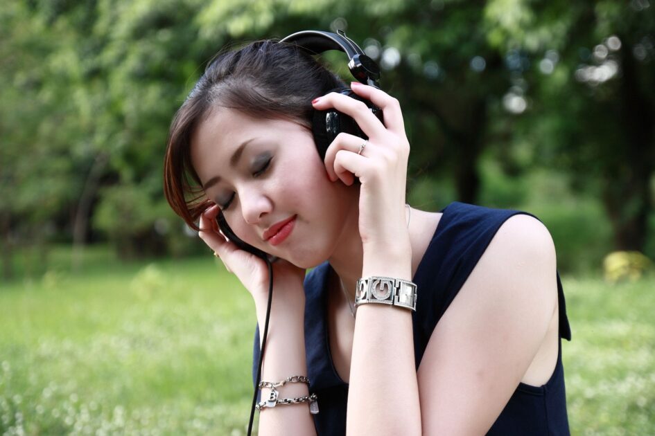 音楽を聴いている女性