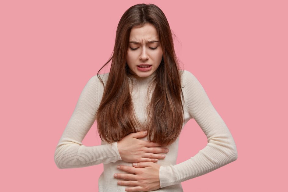 お腹が痛い様子の女性