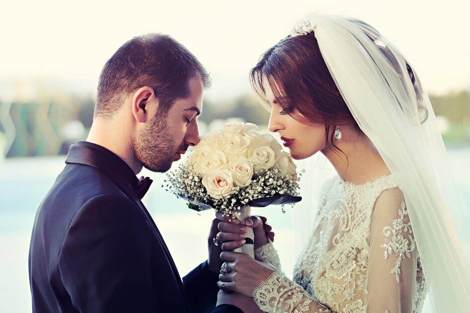 結婚式を挙げるカップル