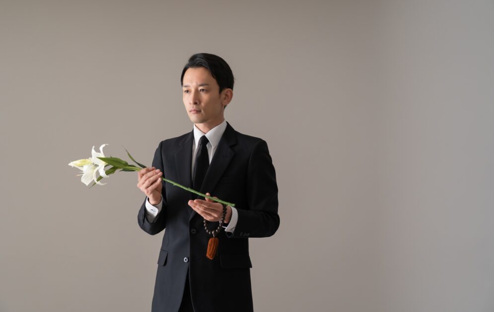 献花する参列者