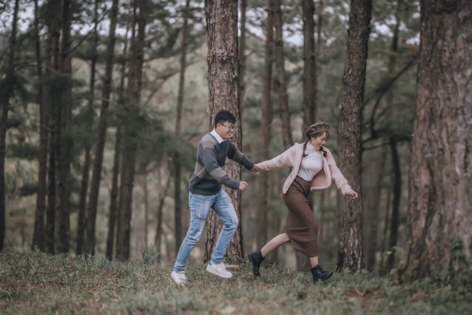 手をつないで走るカップル