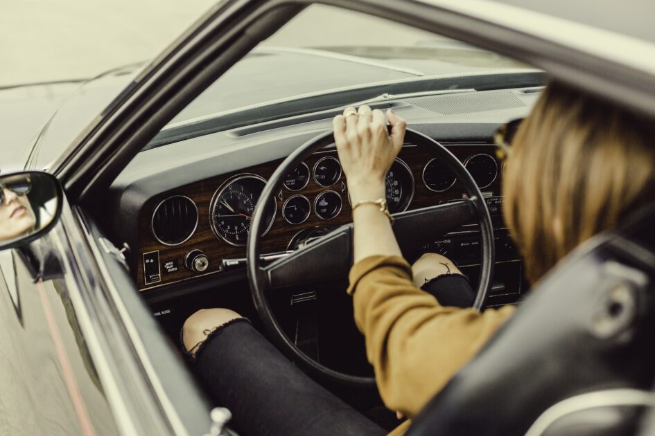 運転をする女性