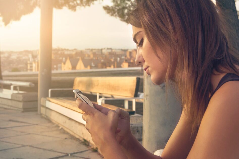 スマートフォンで調べる女性