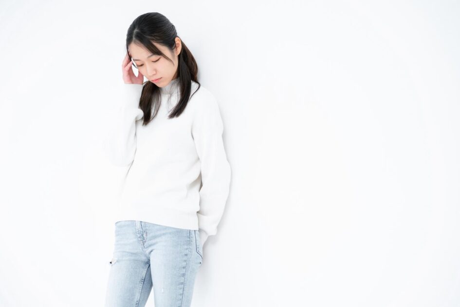 不安な顔の女性