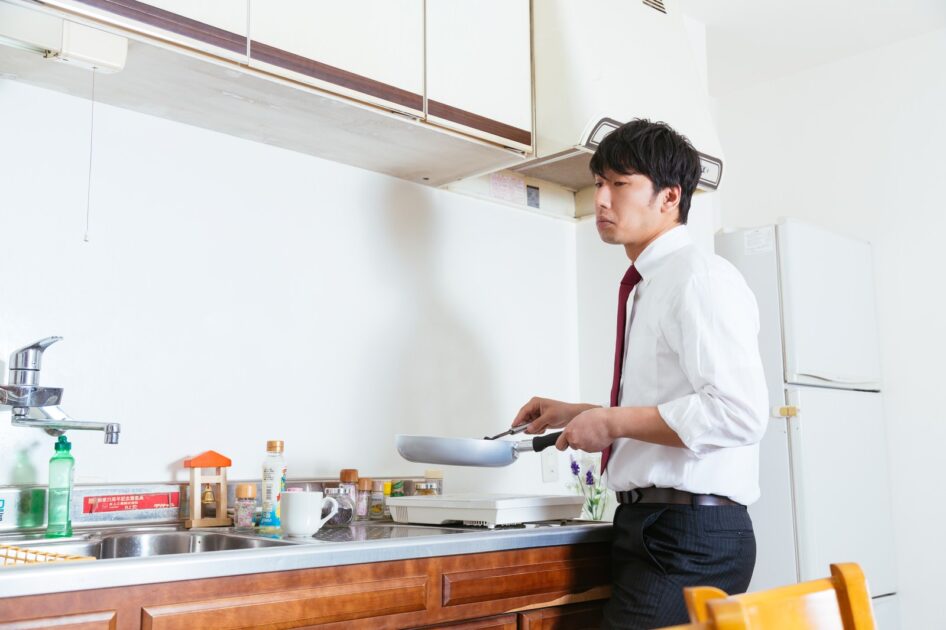 シンクにゴキブリを見つけてしまった男性