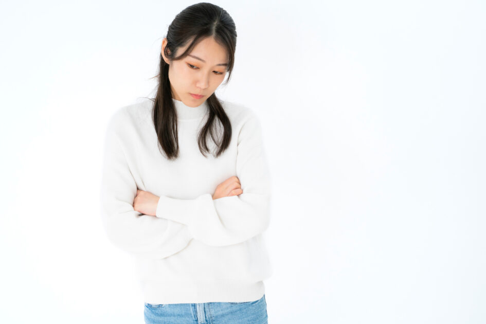 悩む女性