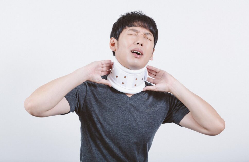 むち打ちで苦しむ男性