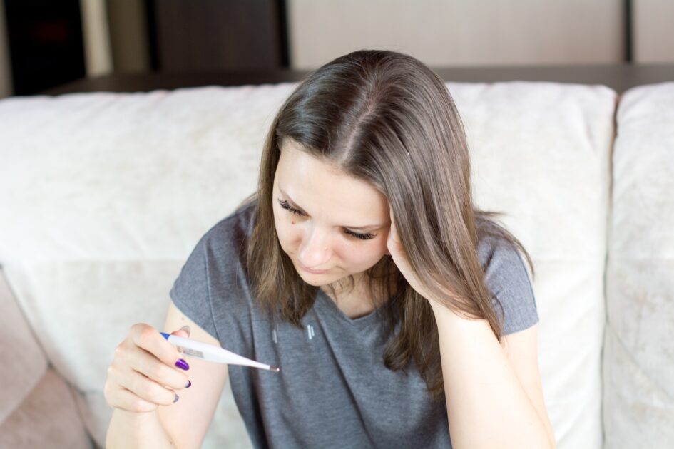 体温計を見る女性