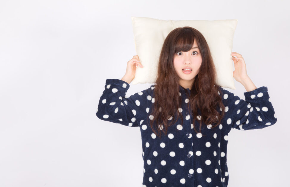 寝坊して焦った顔の女性