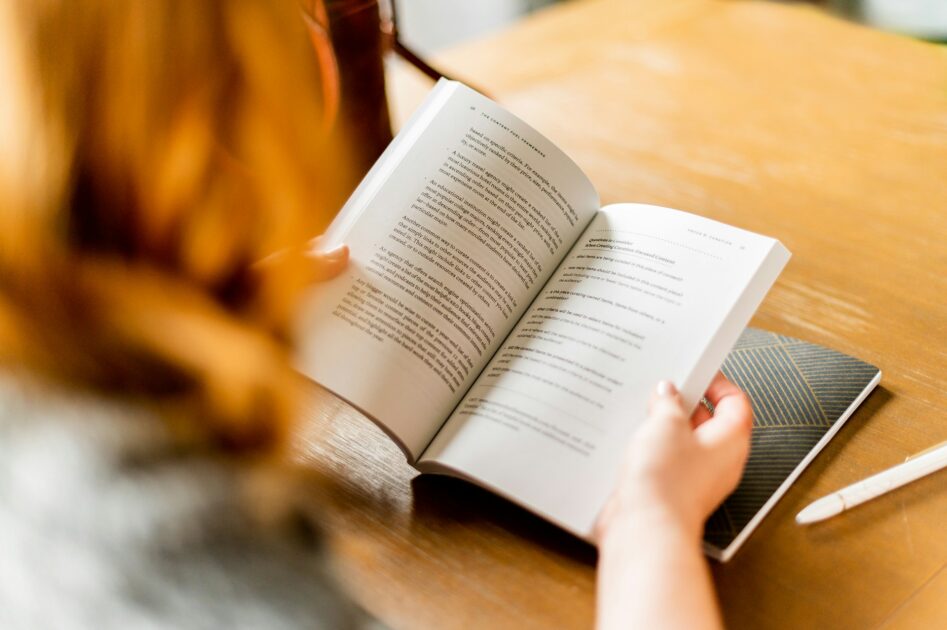 本を読む女性