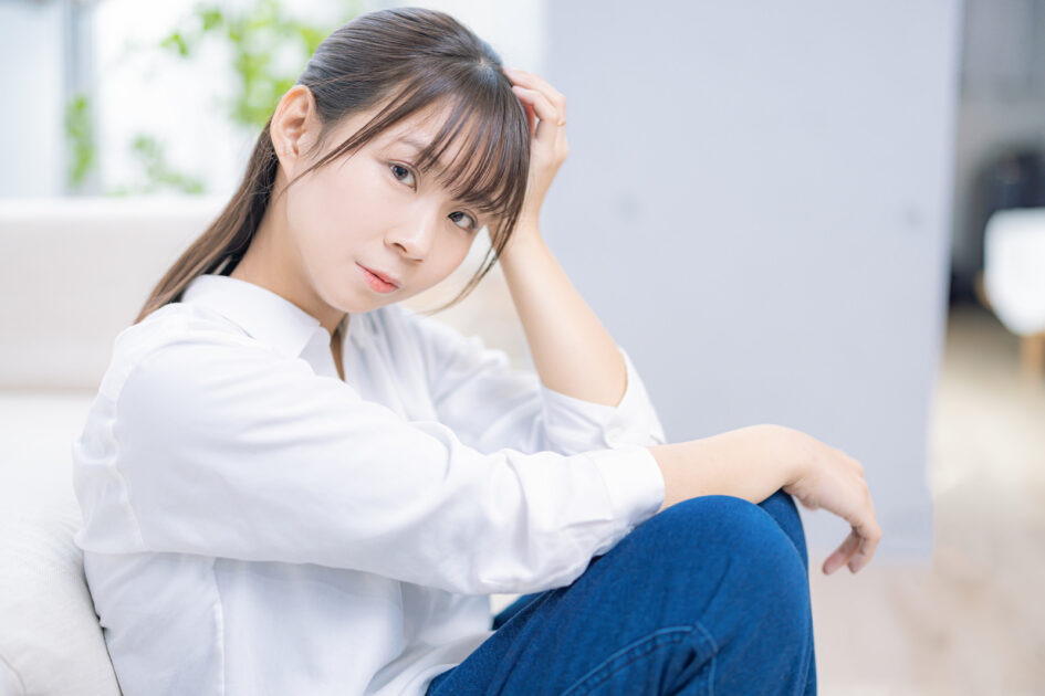 考える女性