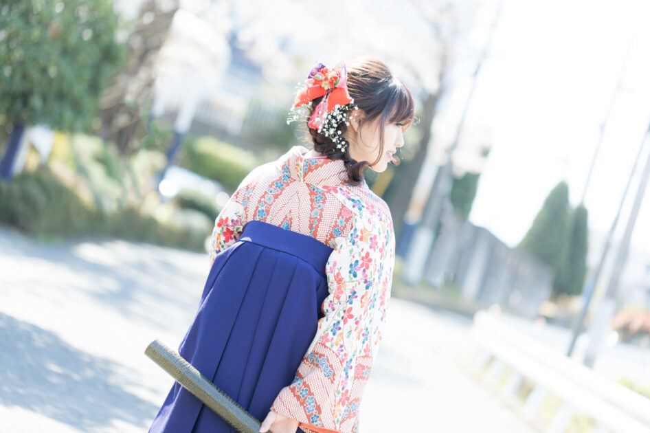 袴姿の女性の後ろ姿
