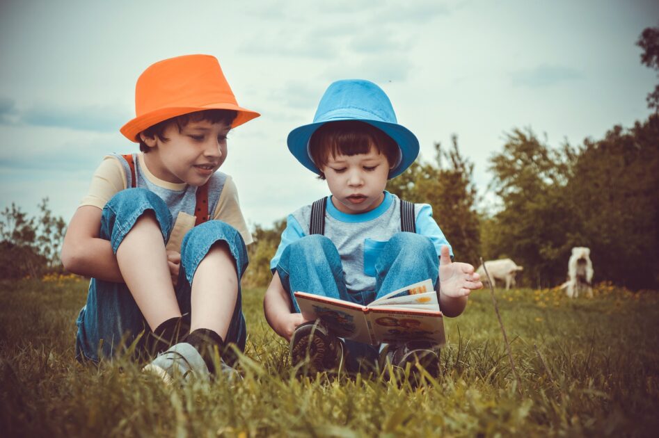 本を読む兄弟