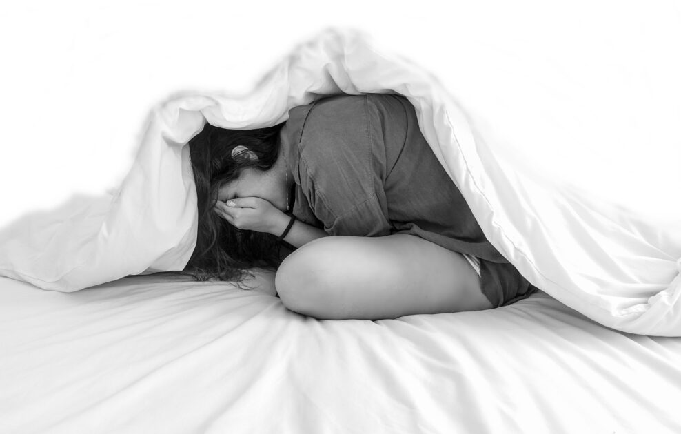 怖い夢を見て怯える女性