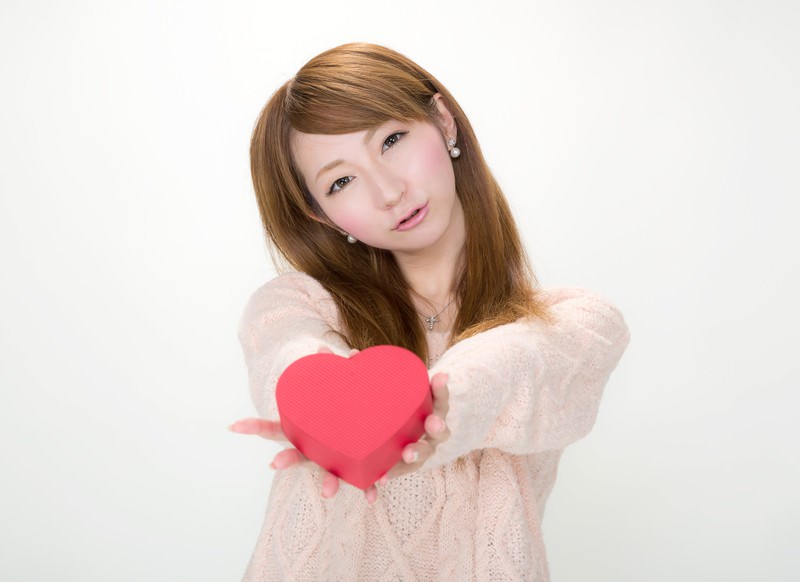 ハートを持つ女性