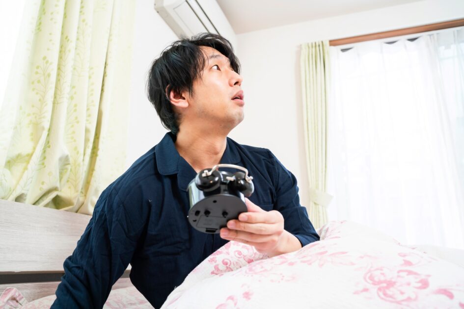 寝坊したことに気づく男性