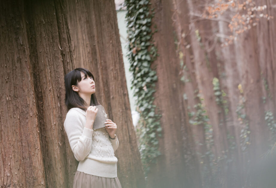 森に迷い込んだ女性