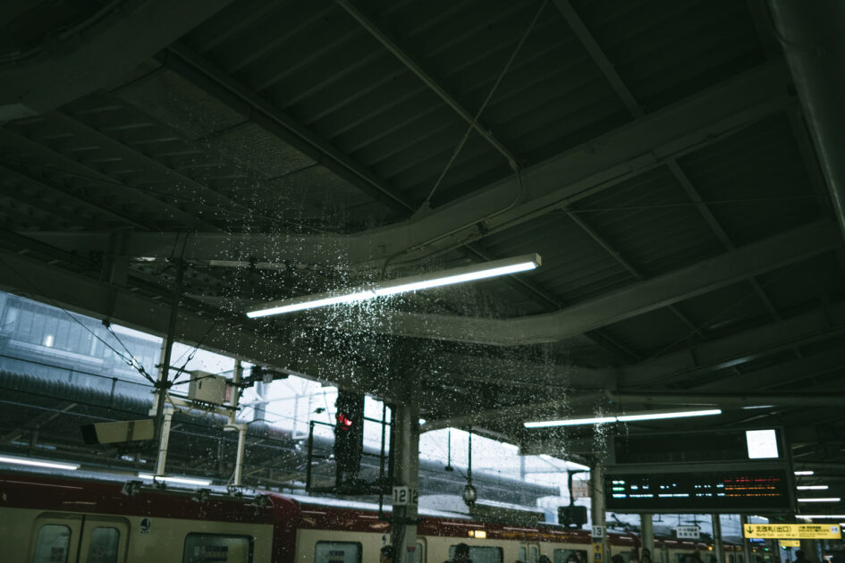 雨漏りしている駅のホーム