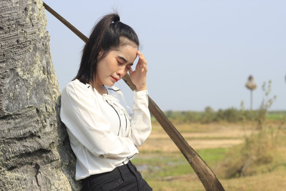 悩んでいる女性