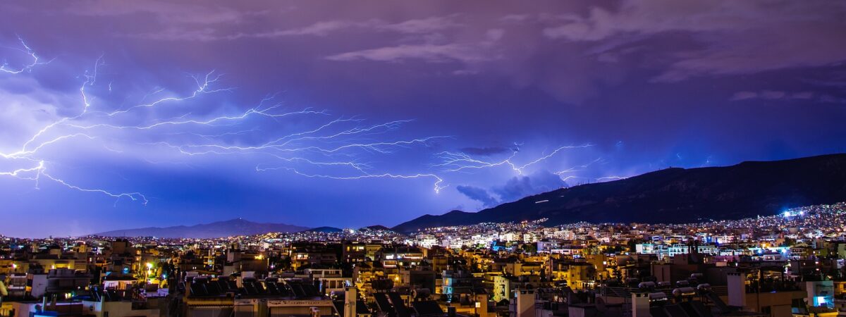 雷と街