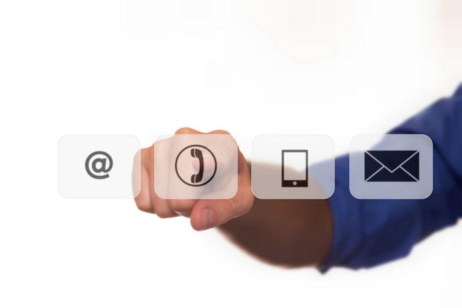 通話ボタンを押す人