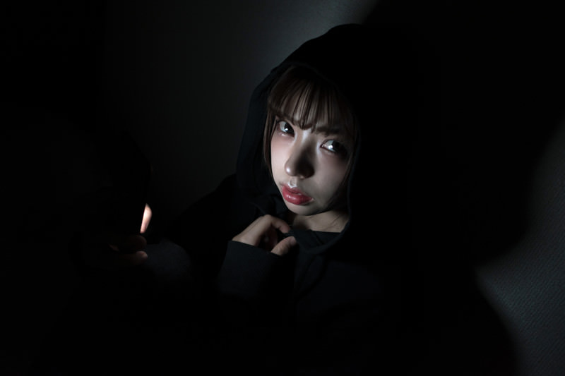 暗がりに立つ人影のイメージ