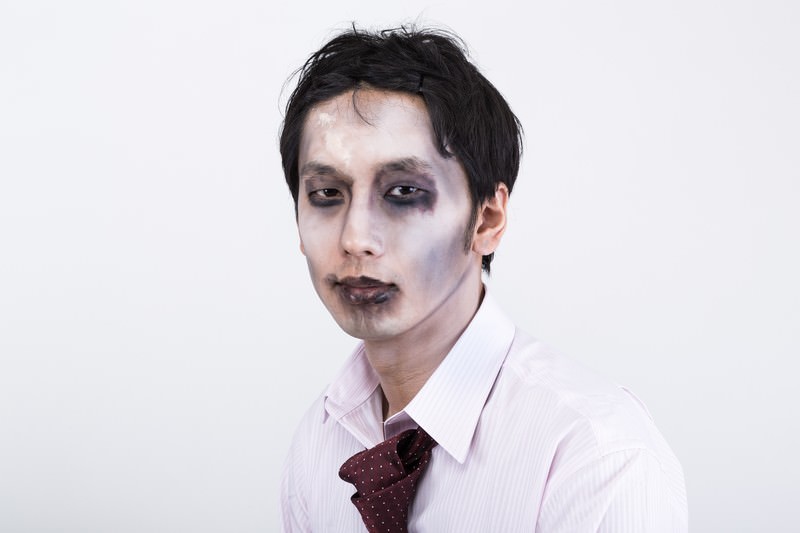 ゾンビのような顔の男性