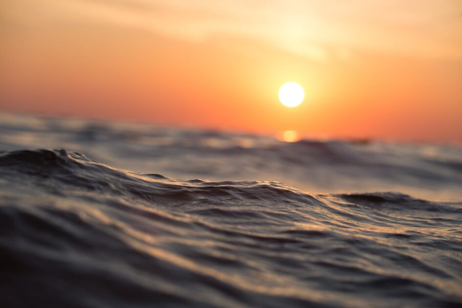 海の波と夕焼け